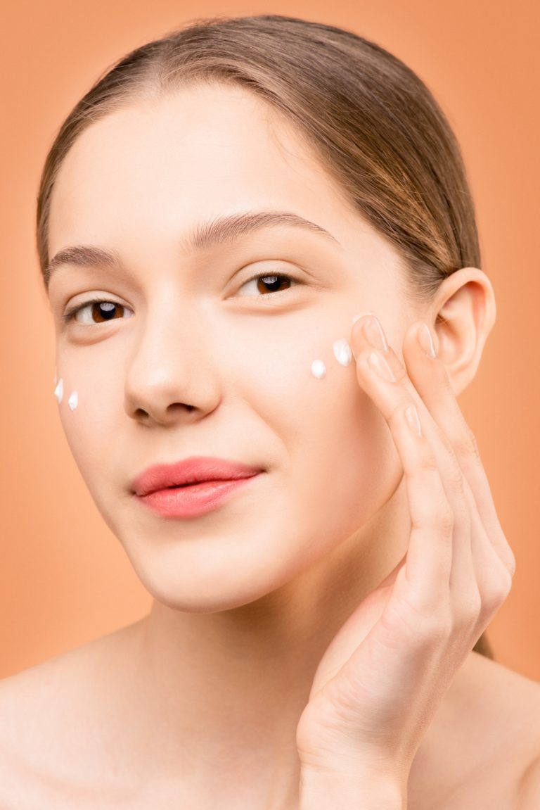 Read more about the article 10 Skin Care Tips To Look Young After 25